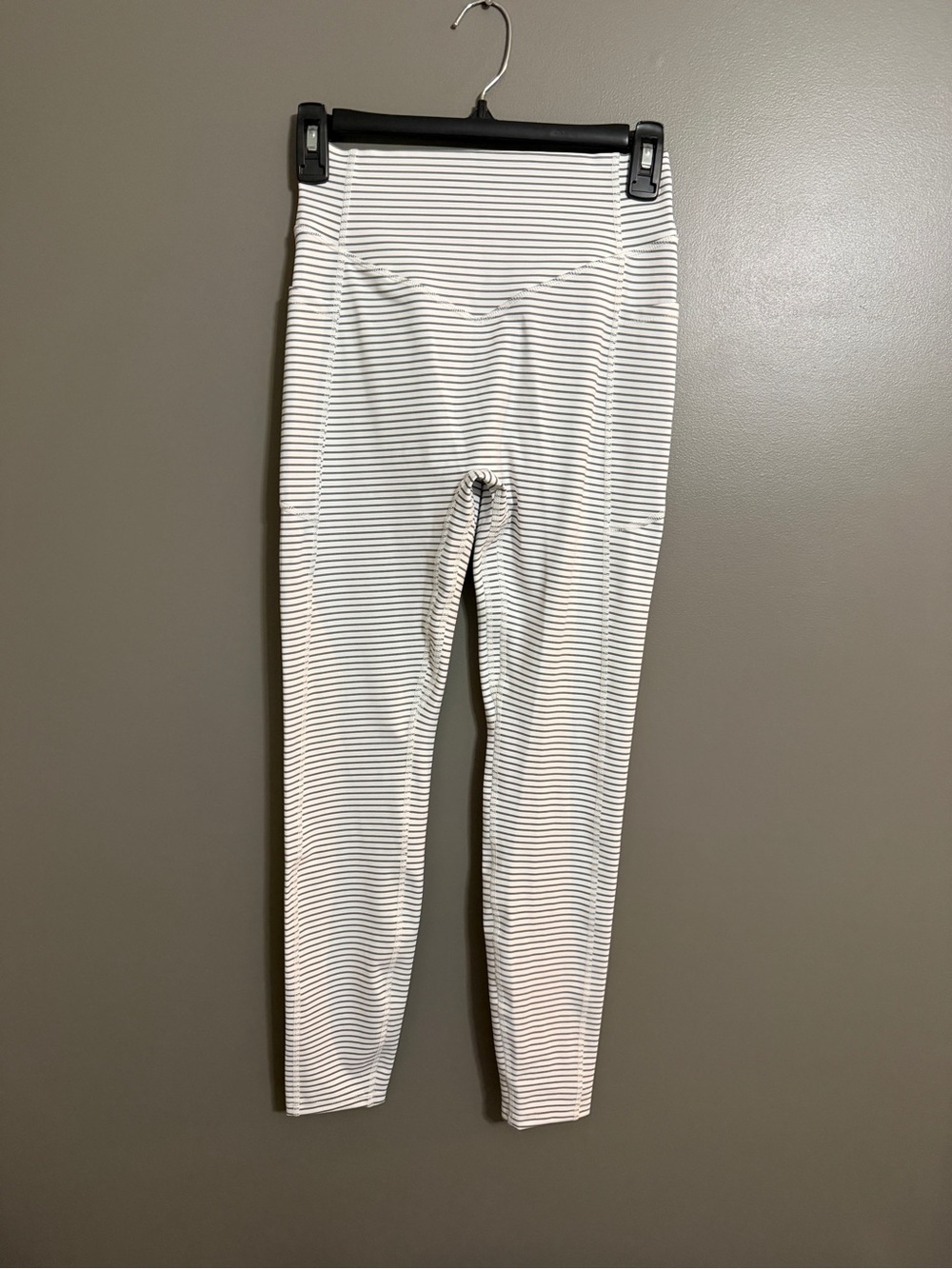 HALARA White and Black Striped Leggings